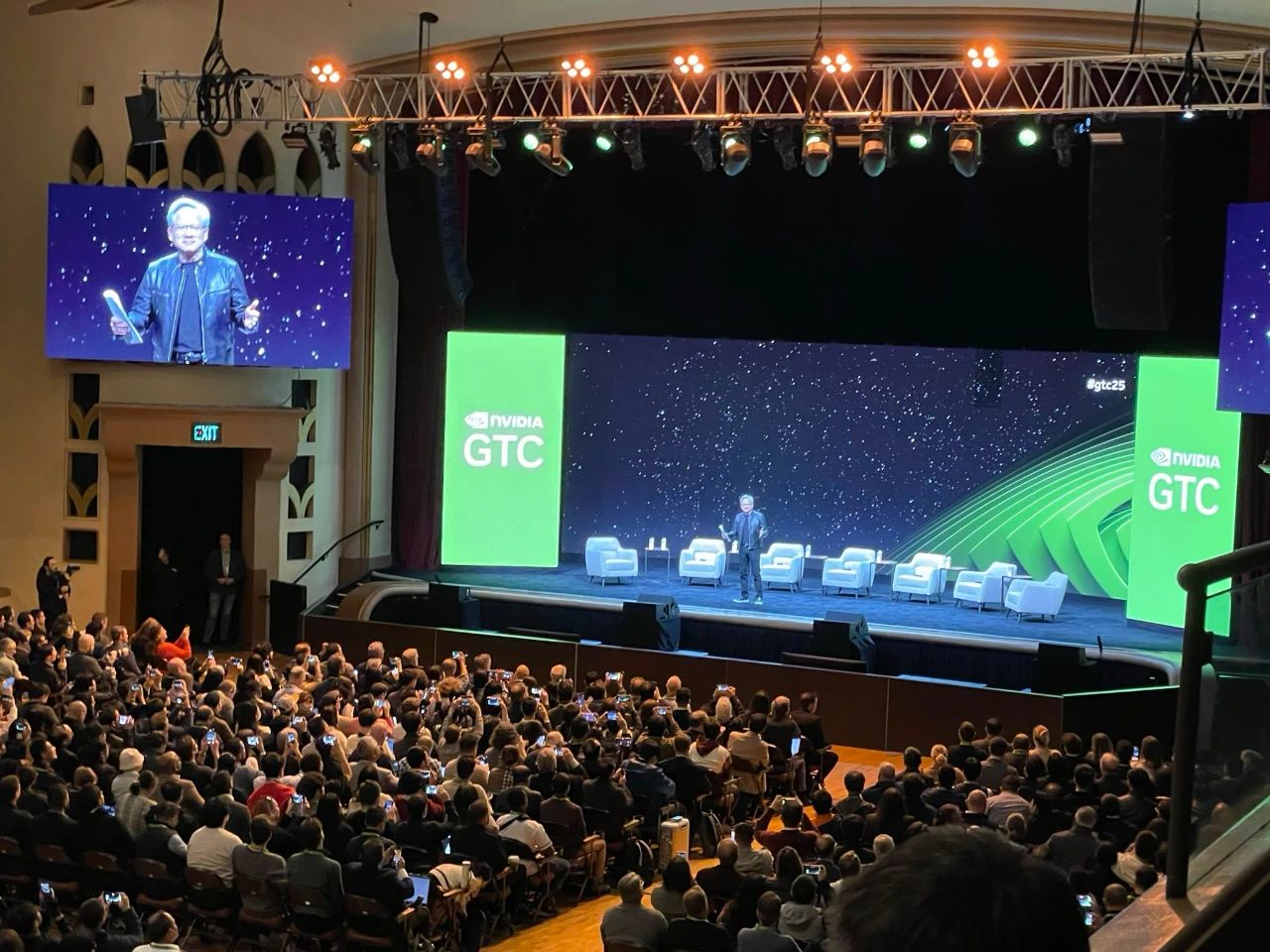 从算力竞赛到算法革新：DeepSeek引领的AI新范式